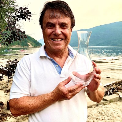 Glenn Fawcett holding the WGBC Award of Distinction. Photo credit: Contributed (CNW Group/Black Hills Estate Winery)