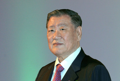 Hyundai Motor Group Honorary Chairman, Mong-Koo Chung, has been officially inducted into the Automotive Hall of Fame at the 2020/2021 Induction and Awards Ceremony.The induction ceremony was attended by Hyundai Motor Group Chairman Euisun Chung, who participated in Honorary Chairman Mong-Koo Chung's place.
