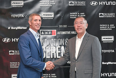 Hyundai Motor Group Honorary Chairman, Mong-Koo Chung, has been officially inducted into the Automotive Hall of Fame at the 2020/2021 Induction and Awards Ceremony.The induction ceremony was attended by Hyundai Motor Group Chairman Euisun Chung, who participated in Honorary Chairman Mong-Koo Chung's place. (From left to right) Ramzi Hermiz, Chairman of the Board, Automotive Hall of Fame and Euisun Chung, Chairman of Hyundai Motor Group.