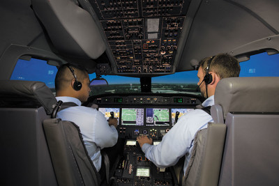 Porter Airlines prolonge son accord de formation sur simulateur de vol pour pilotes avec FlightSafety International, ainsi que sur le nouvel avion E2 (Groupe CNW/Porter Airlines)