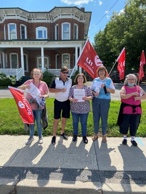 Local 414 solidarity leaflet action. (CNW Group/Unifor)