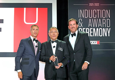 Hyundai Motor Group Honorary Chairman, Mong-Koo Chung, has been officially inducted into the Automotive Hall of Fame at the 2020/2021 Induction and Awards Ceremony.
The induction ceremony was attended by Hyundai Motor Group Chairman Euisun Chung, who participated in Honorary Chairman Mong-Koo Chungs place. 
(From left to right) Ramzi Hermiz, Chairman of the Board, Automotive Hall of Fame, Euisun Chung, Chairman of Hyundai Motor Group and K.C. Crain, President and CEO of Crain Communications.