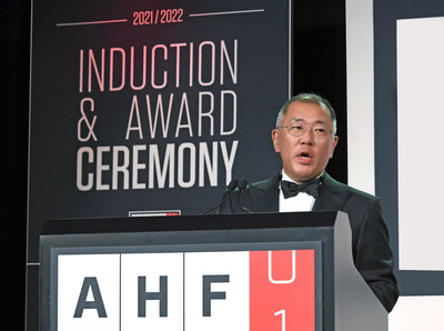 Hyundai Motor Group Honorary Chairman, Mong-Koo Chung, has been officially inducted into the Automotive Hall of Fame at the 2020/2021 Induction and Awards Ceremony.
The induction ceremony was attended by Hyundai Motor Group Chairman Euisun Chung, who participated in Honorary Chairman Mong-Koo Chungs place.