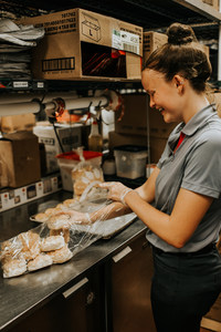 Los operadores del restaurante Chick-fil-A han donado más de 10 millones de comidas a través del programa Chick-fil-A Shared Table.
