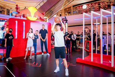 Yi Jianlian leads the TCP Group Red Bull Niu Ren Challenge Pop-up Event in Shanghai WeeklyReviewer