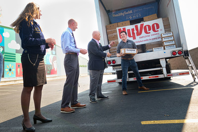 As part of Farmland’s Honoring the Heartland Tour, representatives from Smithfield Foods, Nebraska FFA Association, Food Bank for the Heartland, and Hy-Vee gather to strengthen the local Omaha community through donations to support agricultural programs and hunger relief.