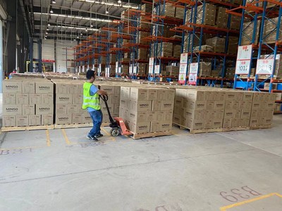 In response to the crisis in Henan, MINISO swiftly implemented the emergency rescue scheme, organized staff to dispatch relief supplies from six warehouses across the country to support those in most immediate need.