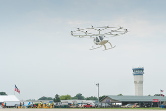 Volocopter 2X在奥什科什的EAA AirVenture的预演飞行中，在那里Volocopter进行了美国首次载人电动垂直起降飞机的公开飞行。©Volocopter的照片和历史性飞行的视频将在https://mediahub-volocopter.pixxio.media/collection/46上提供