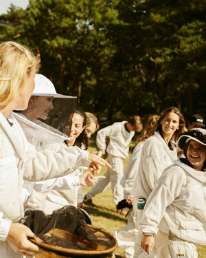 Die erste Gruppe von Absolventinnen des Guerlain X UNESCO „Women for Bees" Programms zusammen mit Angelina Jolie