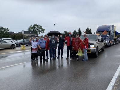 Unifor Local 112 and 673 members on the picket line at the Downsview plant. (CNW Group/Unifor)