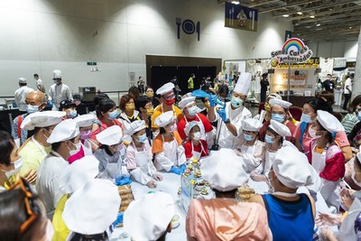 Children decorate cupcakes at the BOC Smart Kids Presents: Little Master Chef Workshop (top) and play at game booths (bottom) July 25 at the 2021 Sands Shopping Carnival at The Venetian Macao’s Cotai Expo. (PRNewsfoto/Sands China Ltd.)