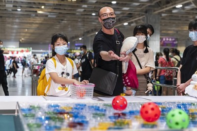 Children decorate cupcakes at the BOC Smart Kids Presents: Little Master Chef Workshop (top) and play at game booths (bottom) July 25 at the 2021 Sands Shopping Carnival at The Venetian Macao’s Cotai Expo. (PRNewsfoto/Sands China Ltd.)