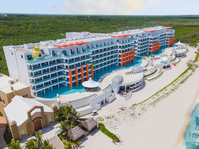 Vista do edifício de frente para a praia do Nickelodeon Hotels & Resorts Riviera Maya (PRNewsfoto/Karisma Hotels & Resorts)