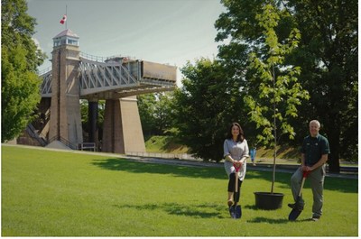 La dpute Maryam Monsef donne le coup d'envoi  la plantation de 4?000 arbres sur la voie navigable Trent-Severn. 
 Parcs Canada (Groupe CNW/Parcs Canada)