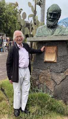 Famed Oxford Scientist Denis Noble stands next to a bust of Charles Darwin on the Galápagos Islands, where Darwin developed his Theory of Evolution.  Noble believes textbooks have omitted much of Darwin’s original work and says correcting how evolution is taught holds the key to curing diseases. (PRNewsfoto/Natural Code LLC)