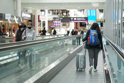 Passengers at Toronto Pearson International Airport (CNW Group/Greater Toronto Airports Authority)