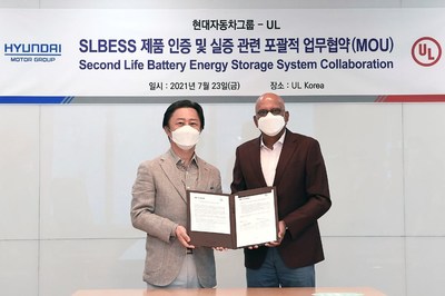 Youngcho Chi, president and chief innovation officer of Hyundai Motor Group (left) and Sajeev Jesudas, executive vice president and chief commercial officer at UL (right) formalize a memorandum of understanding during a ceremony at UL’s offices in Seoul, South Korea. The relationship between the two companies is intended to help further the safe deployment and use of second life battery energy storage systems.