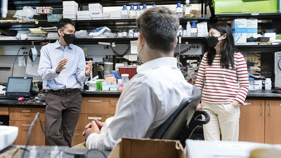 Gladstone researchers, including Ken Nakamura (left), Zak Doric (center), and Huihui Li (right), tracked mitochondria inside neurons and uncovered a new recycling pathway that may be linked to Parkinson’s disease. Photo: Michael Short/Gladstone Institutes