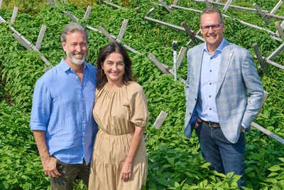 Bottom thumbnail (left to right): Ricardo Larrivée, Executive Chef and Co-founder, RICARDO Media; Brigitte Coutu, President and CEO, RICARDO Media and Pierre St-Laurent, Executive Vice-President and Chief Operating Officer, Sobeys Inc./IGA on the green roof of IGA extra Marché Duchemin et frères). (CNW Group/Ricardo Media)