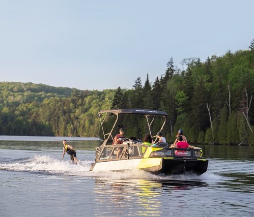 The 2022 Sea-Doo Switch is a re-imagined pontoon that makes hitting the water more accessible than ever before. ©BRP 2021 (CNW Group/BRP Inc.)