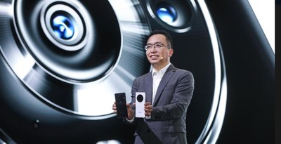 George Zhao, director ejecutivo de HONOR, con los nuevos teléfonos inteligentes insignia de la serie HONOR Magic3. (PRNewsfoto/HONOR)