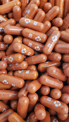 Molnupiravir - Traitement antiviral expérimental sous forme de pilule (ne correspond pas à la taille réelle) (2020) (Groupe CNW/Merck Canada inc.)