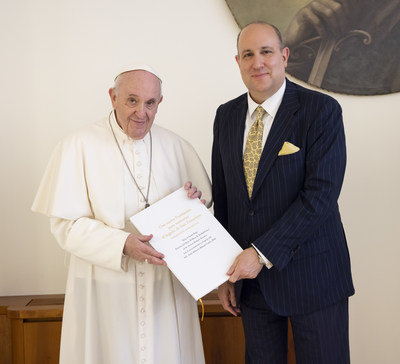 May 26th – Pope Francis marks the founding of the St. Francis Day Foundation taking its leave from his landmark encyclical Laudato Si’, together with the organization’s Chairman, US Business leader Mr. Steve Menzies. (Photo: Nate Wells)