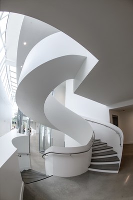 Escalier central menant aux salles d'exposition et aux laboratoires (Groupe CNW/Ville de Laval)