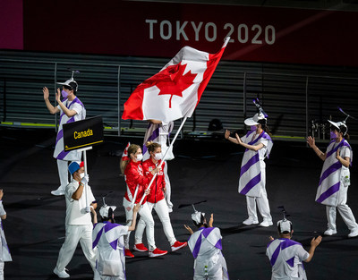 La parajudoka Priscilla Gagn (Sarnia, Ont.) porte le drapeau du Canada lors de la crmonie d'ouverture le 24aot aux cts de sa guide et partenaire d'entranement Laurie Wiltshire (Calgary, Alb.). PHOTO : Comit paralympique canadien (Groupe CNW/Canadian Paralympic Committee (Sponsorships))
