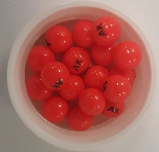 Les capsules de progestérone Akorn à 100 mg sont roses et portent les lettres « AK » imprimées en noir. (Groupe CNW/Santé Canada)