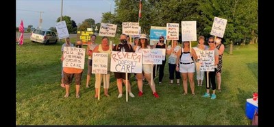 Hallowell House long-term care workers hold information picket (CNW Group/Unifor)