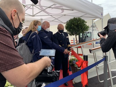 Oceania Cruises welcomed guests across the Marina's gangway for the first time in 524 days. The first guests cut a ribbon upon embarkation at the port of Copenhagen (August 2021)