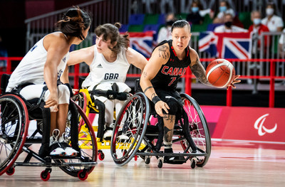 Le Canada (dont Cindy Ouellet) affronte les tats-Unis en quart de finale du tournoi de basketball en fauteuil roulant femmes mardi. PHOTO : Dave Holland/Comit paralympique canadien (Groupe CNW/Canadian Paralympic Committee (Sponsorships))