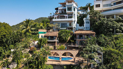 Enjoy 270-degree views of Banderas Bay in Puerto Vallarta's Zona Romantica! The live, on-site and simultaneous online auction for this one-of-a-kind property will take place at 2pm CDT on Friday, Sept. 24th.