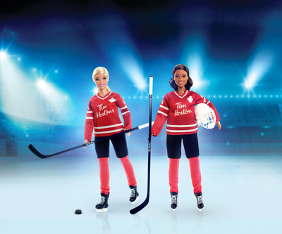 Tim Hortons verse 100 % des recettes nettes de ses ventes de Barbies de hockey Tim Hortons en restaurant  la campagne Hockey pour elle de la Fondation Hockey Canada (Groupe CNW/Tim Hortons)