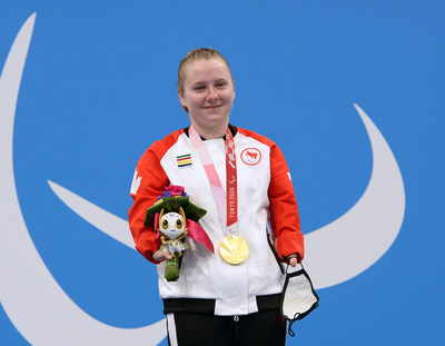 Danielle Dorris est championne paralympique aprs avoir remport l'or en un temps record au 50 m papillon S7 femmes. PHOTO : Scott Grant/Comit paralympique canadien (Groupe CNW/Canadian Paralympic Committee (Sponsorships))
