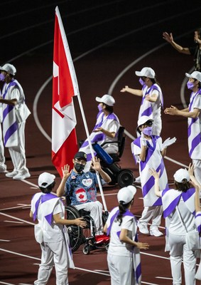 Brent Lakatos a port le drapeau pour le Canada  la crmonie de clture, marquant ainsi la fin des Jeux paralympiques de 2020  Tokyo dimanche. PHOTO: Dave Holland/Comit paralympique canadien (Groupe CNW/Canadian Paralympic Committee (Sponsorships))