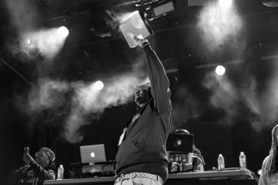 Shreez reoit en surprise son Prix SOCAN Musique Hip-Hop/Rap sur scne dans le cadre du FME en Abitibi-Tmiscamingue. Les rcipiendaires de l'dition en ligne du Gala SOCAN 2021 seront dvoils le 5 octobre. (Groupe CNW/SOCAN)