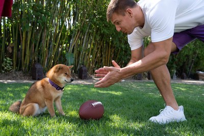 Gronk with Shiba Inu and Football (CNW Group/Voyager Digital (Canada) Ltd.)