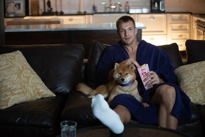 Rob Gronkowski and a Shiba Inu in new video series for Voyager Digital. (CNW Group/Voyager Digital (Canada) Ltd.)