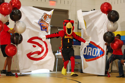 The Clorox brand kicks off the school year with a $1,000,000 donation to recognize teachers through DonorsChoose. Naismith Memorial Basketball Hall of Famer and Atlanta Hawks legend Dominique Wilkins helped share this news on Wednesday, Sept. 8, 2021 through a surprise appearance at Emma Hutchinson Elementary School in Atlanta, Ga., which celebrated an additional $100,000 and a year’s supply of Clorox products for Atlanta Public Schools.