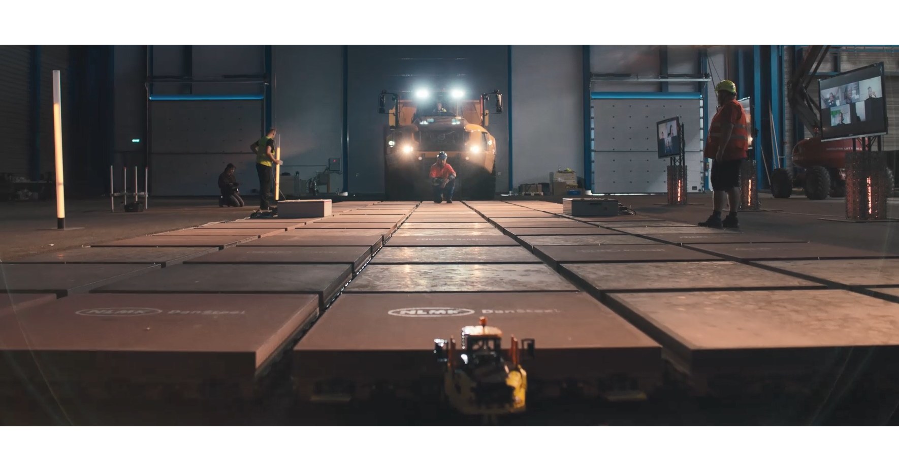 Sch&uuml;ler ziehen 100-Tonnen-Dumper von Volvo mit LEGO-Steinen