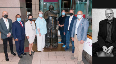 (left) Members of the Saint-Laurent council and representatives of Ivanho Cambridge standing by The Goalie, a sculpture of Ken Dryden by Robin Bell at Place Montral Trust.
(right) The member of the member of the Hockey Hall of Fame and a former goalie for the Montreal Canadiens (1971-1979), Ken Dryden, is also pictured. (CNW Group/Ville de Montral - Arrondissement de Saint-Laurent)