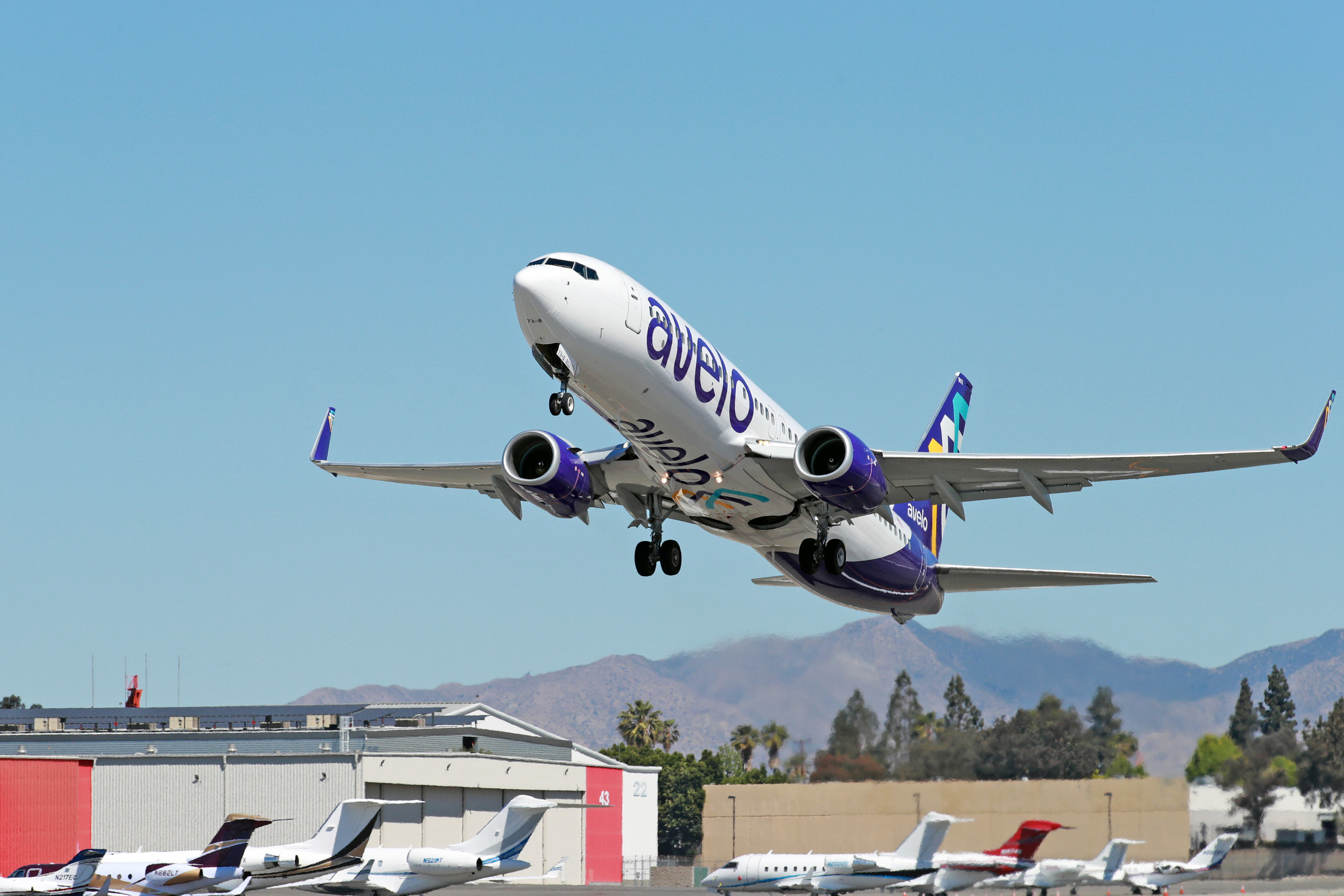 Avelo Airlines takes off from Hollywood Burbank Airport (BUR), Avelo’s first base. The low-fare airline, which launched April 2021, now flies to 43 destinations across the U.S.
(Photo by Joe Scarnici/Getty Images for Avelo Air) (PRNewsfoto/Avelo Airlines)