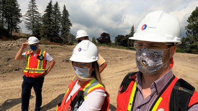 Chandos Construction employees wearing masks during a site walk-through. (CNW Group/Chandos Construction Ltd.)