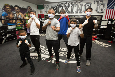 Christian Escamilla, que realiza trabajo voluntario como entrenador y mentor de boxeo, enseñando a los niños a tener una vida significativa y saludable fuera de las calles. (PRNewsfoto/Mucinex)