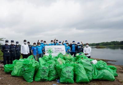 Como parte do 22º Global Care Day da LyondellBasell, voluntários em Pune, na Índia, limparam resíduos plásticos com o grupo Swachh Pune-Swachh Bharat ao redor do rio Mula-Mutha. O lixo plástico se acumulou perto do rio após a monção em julho. (PRNewsfoto/LyondellBasell Industries)