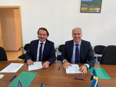 Aziz Dag (right), Westinghouse Regional Vice President Nordics, VVER & UAE, and Vitalii Demianiuk (left), Chairman of the Supervisory Board, NT-Engineering LLC, signing the MOC at Westinghouse Electric Sweden representative office in Kyiv, Ukraine.