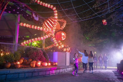 More than 15,000 pumpkins line the streets of Silver Dollar City during the internationally recognized Harvest Festival. Giant pumpkin sculptures, half-ton pumpkins and nearly 2,000 hand-carved pumpkins kick off the the fall season in The City. Silver Dollar City Harvest Festival also features over 60 unique craftsmen from around the nation and a variety of pumpkin food specialties.