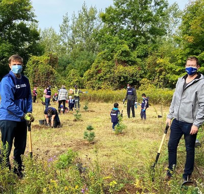 Cogeco employees in Ontario and Québec at work during 1Cogeco Community Engagement Day #Cogecommunity (CNW Group/Cogeco Inc.)